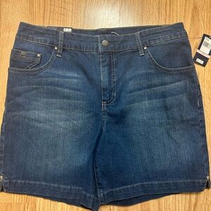 NWT Bandolino Denim shorts 2 pockets on back with some stretch